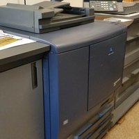 Drucker und Kontrollbildschirm in der Werkstatt 